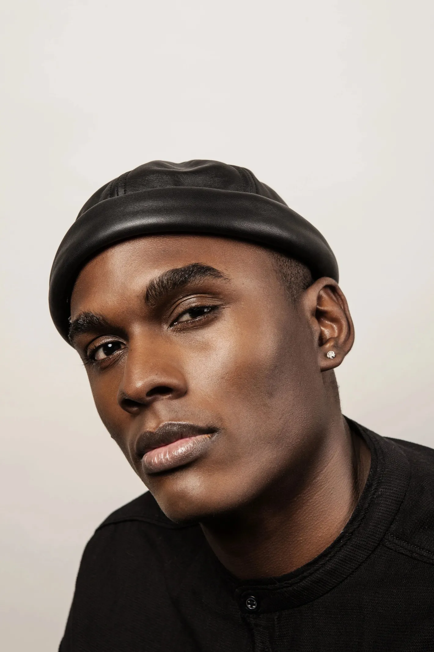 hollington Accessoires*bonnet docker miki de chez Béton Ciré en cuir noir