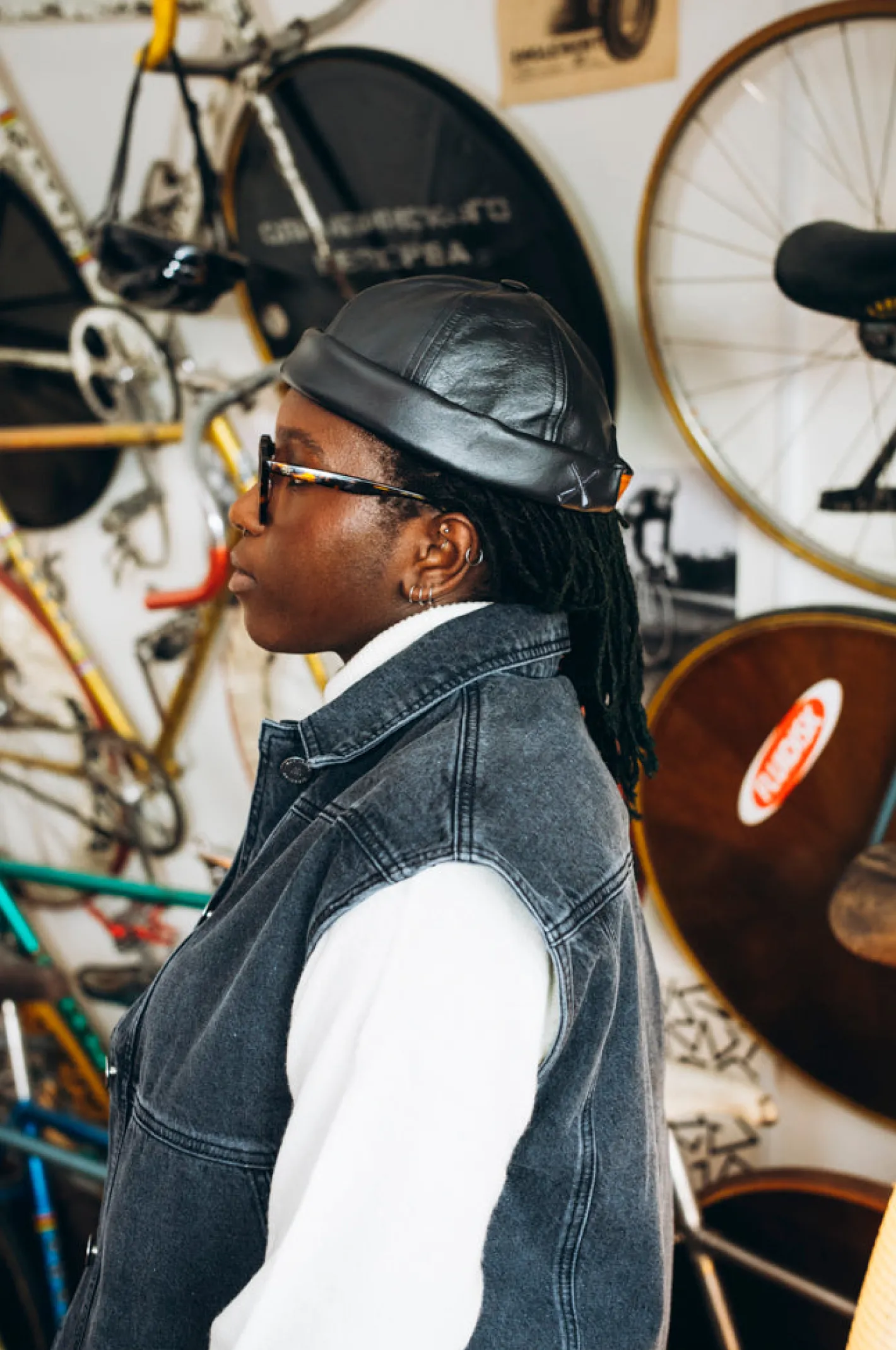 bonnet_docker_miki_de_chez_bton_cir_en_cuir_noir_3.webp hollington Accessoires*bonnet docker miki de chez Béton Ciré en cuir noir