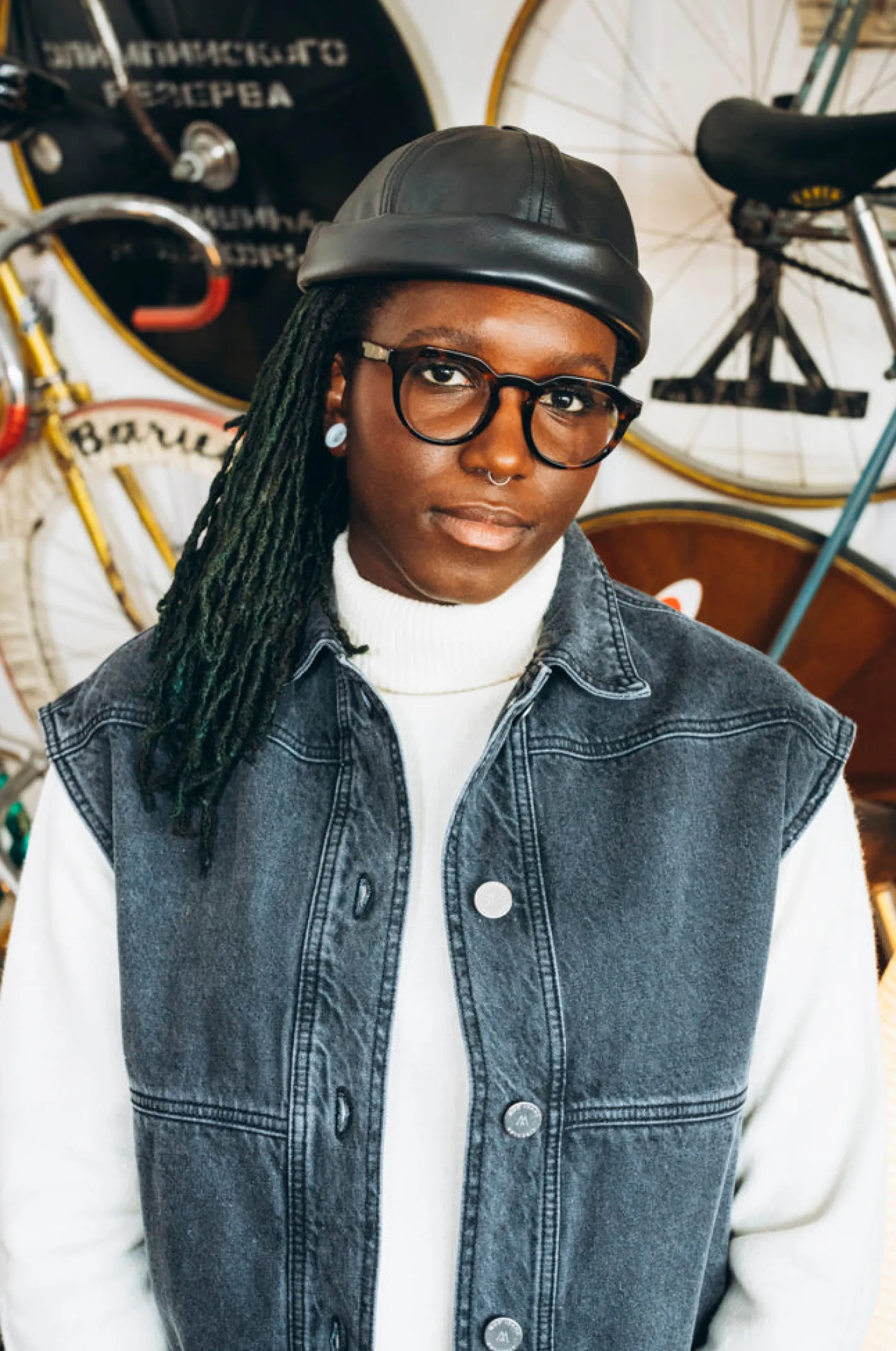 bonnet_docker_miki_de_chez_bton_cir_en_cuir_noir_4.webp hollington Accessoires*bonnet docker miki de chez Béton Ciré en cuir noir