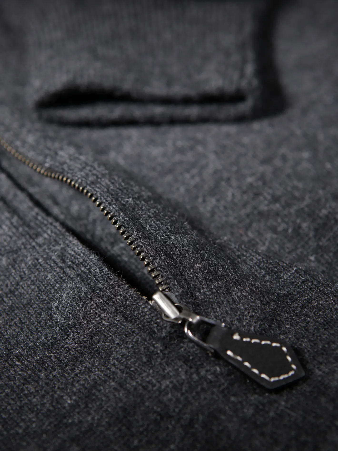 cardigan_zipp_en_geelong_gris_charcoal_3.webp hollington Maille*cardigan zippé en geelong gris charcoal