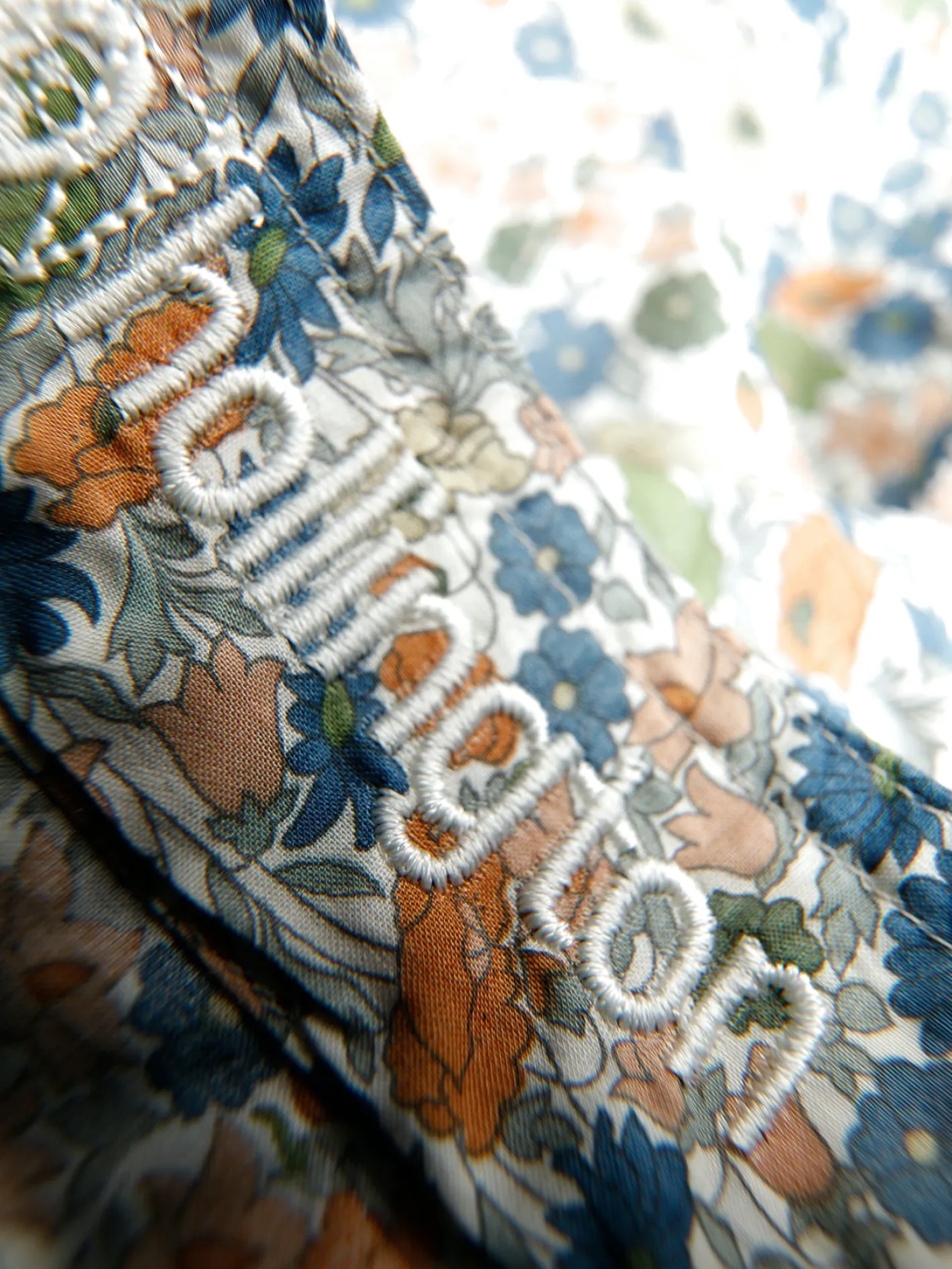 chemise_col_mao_en_liberty__motif_fte_de_printemps_3.webp hollington Chemises*chemise col mao en Liberty® à motif fête de printemps