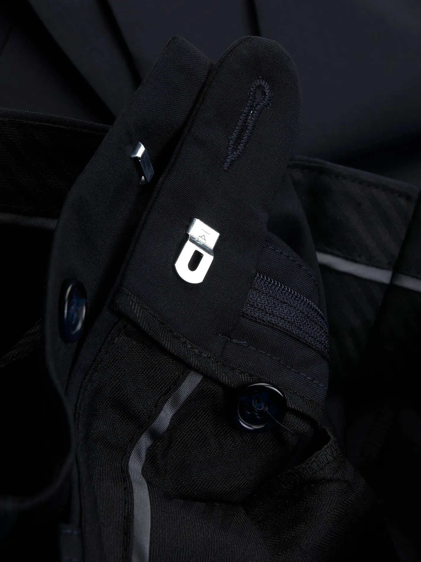 pantalon_italien_siza_en_laine_et_mohair_infroissable_bleunoir_rothko_3.webp hollington Pantalons*pantalon italien siza en laine et mohair infroissable bleu-noir Rothko