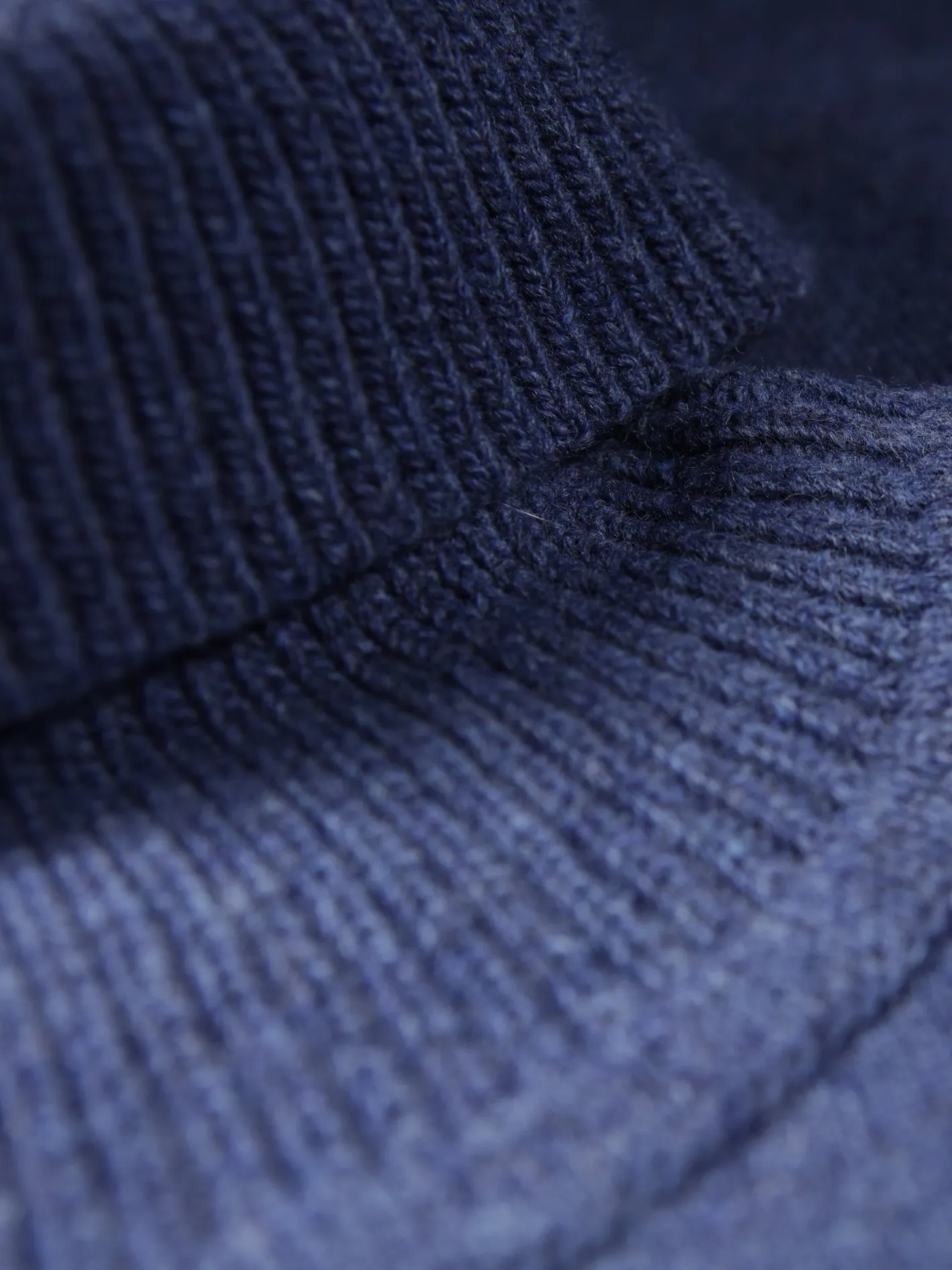 pull__col_roul_en_geelong_bleu_dhiver_2.webp hollington Maille*pull à col roulé en geelong bleu d'hiver