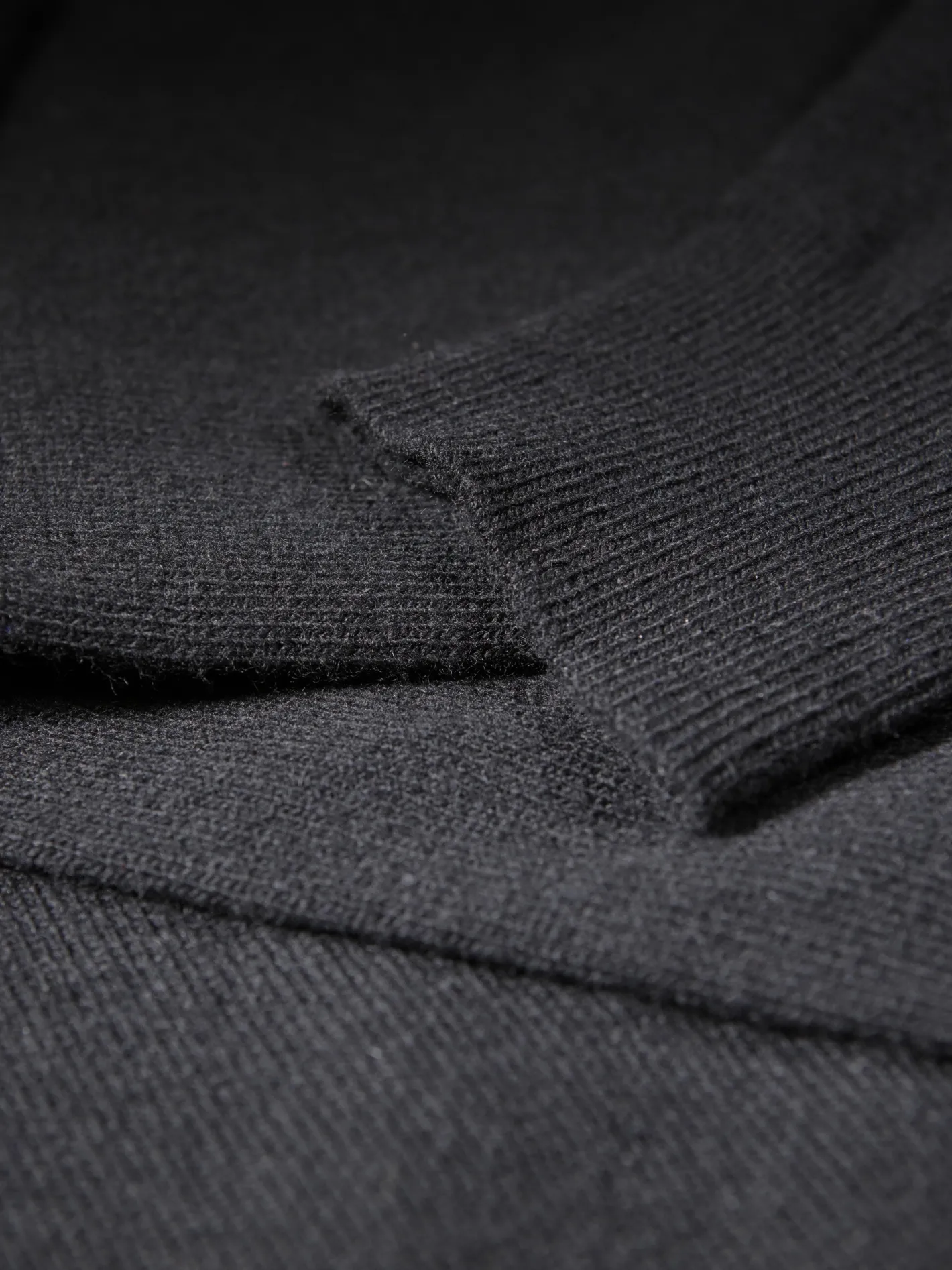 pull_col_roul_en_geelong_noir_3.webp hollington Maille*pull col roulé en geelong noir