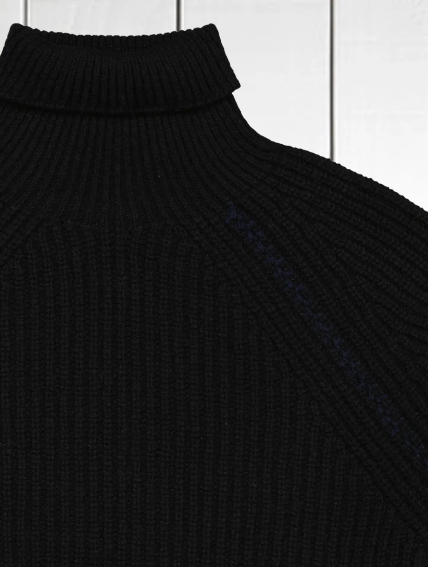 hollington Inis Meáin | Maille*pull marin à col roulé Inis Meain en mérinos et cachemire noir