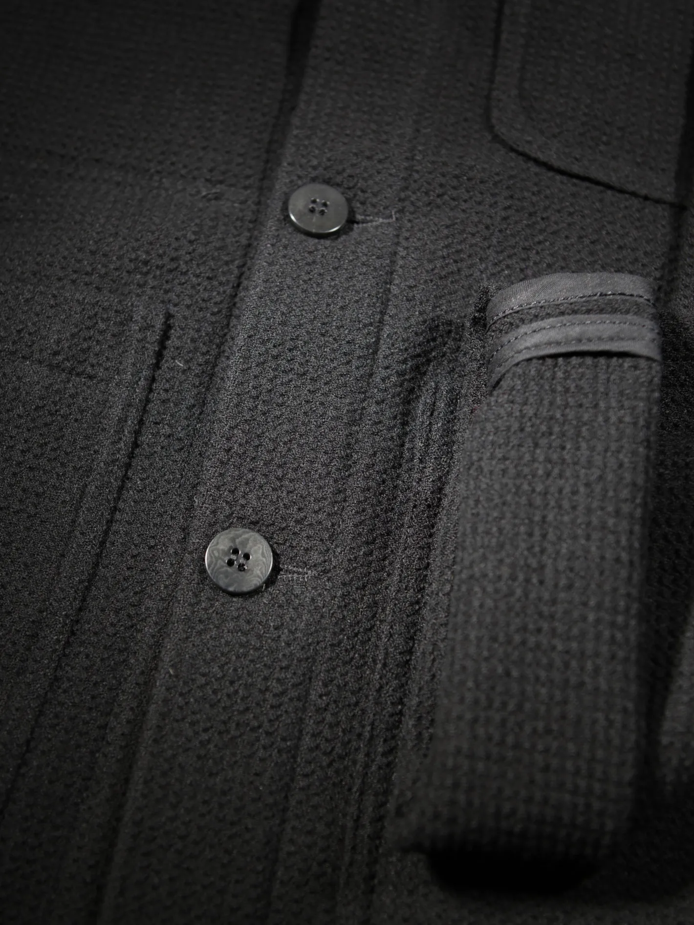 veste_naipaul_en_nid_dabeille_de_laine_noire_3.webp hollington Vestes & Manteaux*veste naipaul en nid d’abeille de laine noire